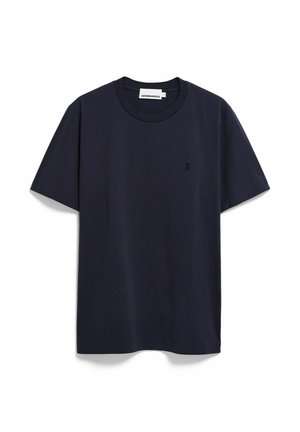 Marineblauw katoenen t-shirt met korte mouwen, ronde hals en een klein geborduurd logo op de linkerborst. Soepele stoftextuur, klassieke pasvorm.