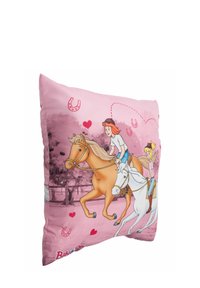 Cuscino con tessuto rosa che presenta ragazze dei cartoni animati che cavalcano un cavallo marrone e uno bianco, con decorazioni di cuori e ferri di cavallo, in una texture liscia.