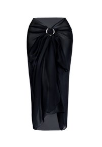 Czarna spódnica z szyfonu o drapowanej konstrukcji, z dużym srebrnym akcentem w postaci pierścienia w talii oraz asymetrycznym dołem.