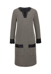 Langärmliges Kleid mit geometrischem Muster in Schwarz und Weiß, mit V-Ausschnitt und Kunstlederakzenten am Kragen und an den Taschen.