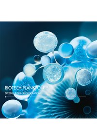 Produkt Biotech Plankton™ z przezroczystymi niebieskimi kulami z bąbelkami, o różnych rozmiarach i teksturach, na tle ciemnoniebieskim z jasnym, promienistym wzorem.