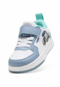 Sneaker bianchi e azzurri chiari per bambini della Puma con rivestimento teal, cinturino in Velcro, lacci e una grafica di un camion mostro Hot Wheels sul lato.