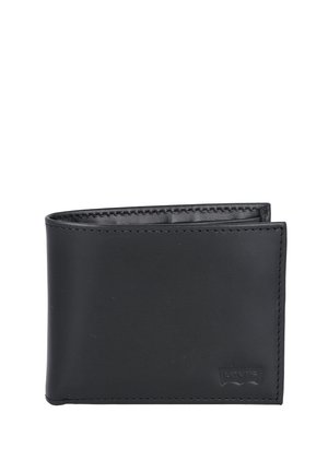 Cartera bi-fold de piel negra con costuras visibles y logo de Levi's en relieve en la esquina inferior derecha sobre fondo blanco.