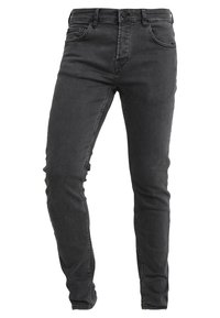 Jeans de mezclilla negra con un corte ajustado, que cuentan con cinco bolsillos, pasantes para cinturón y costuras en contraste a lo largo de las costuras. Textura suave.
