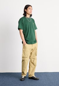 Carhartt WIP CHASE - Basic póló - sycamore tree/gold