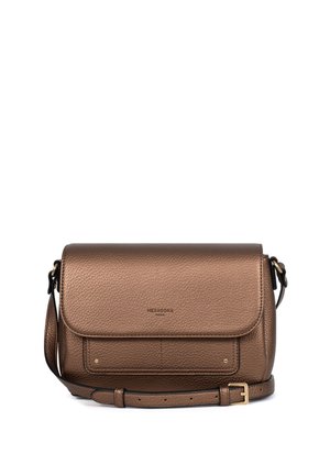 Brązowa, teksturowana skórzana torba na ramię z klapką, przednią kieszenią, regulowanym paskiem oraz subtelnym logo wytłoczonym z przodu.