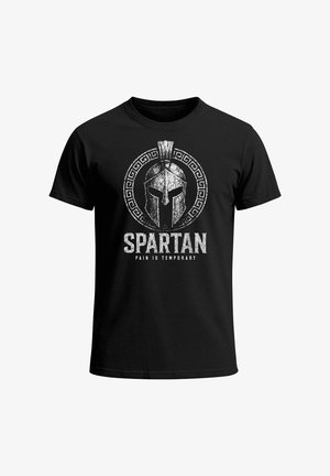 Schwarzes T-Shirt aus Baumwolle, mit einem verwitterten silbernen Spartanerhelm-Grafik, kreisförmigem griechischem Schlüsseldesign und dem Text "SPARTAN" mit "PAIN IS TEMPORARY" darunter.