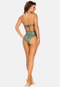 Bikini w wysokim stanie w matowym oliwkowym kolorze, z górą na halter z zawiązywaniem i marszczeniem na plecach.