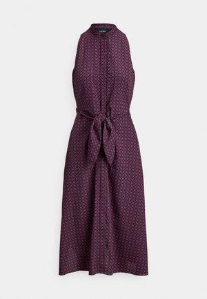 Vestido roxo com decote halter, padrão de losangos vermelhos e brancos, com laço na cintura para ajuste e saia fluida.