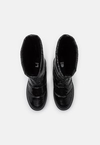 Stivali isolanti neri in materiale sintetico con gambale alto, punta arrotondata e superficie liscia. L'interno è dotato di una morbida fodera e imbottitura.