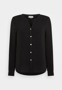 Camisa negra de manga larga hecha de tejido texturizado, con escote en V y botones en el frente con herrajes de color plateado. El dobladillo es ligeramente curvado.