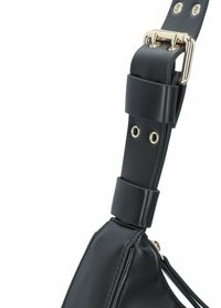 Tracolla nera in pelle con hardware dorato, regolabile con una fibbia, caratterizzata da una texture liscia e da una leggera lucentezza.