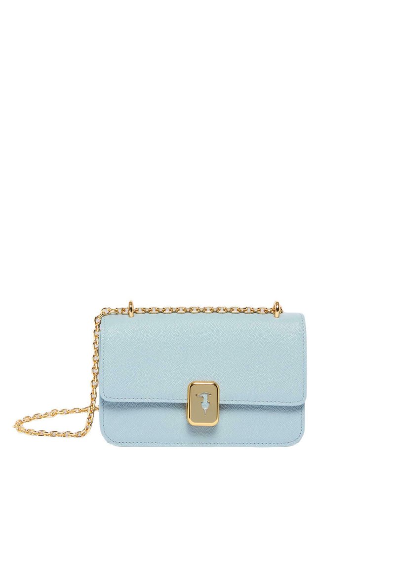 Ljusblå läderväska med ett guldkedjesnodd, rektangulär form och ett guldlås med en distinkt design på framsidan.