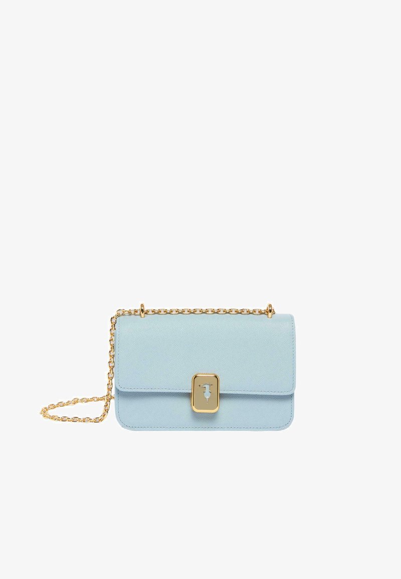 Borsa in pelle azzurro chiaro con tracolla in catena dorata, forma rettangolare e chiusura dorata con un design distintivo sul davanti.