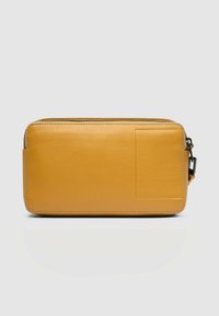 Portafoglio in pelle gialla con finitura liscia, forma rettangolare, chiusura con zip e uno scomparto esterno per carte su un lato.