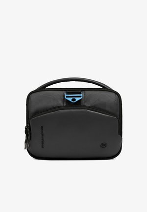 Cartella nera morbida con maniglia superiore, tasca frontale con cerniera e dettaglio di chiusura metallica blu sul pannello superiore testurizzato.