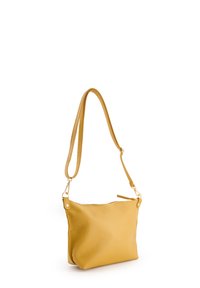 Gelbe Leder-Schultertasche mit strukturiertem Oberflächen, Reißverschluss und langem, verstellbarem Tragegurt. Akzente in goldfarbener Hardware.
