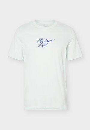 Balta īsroku Nike T-krekls ar zilu grafisko logotipu un tekstu "Nike Racing" centrā krūšu apvidū.