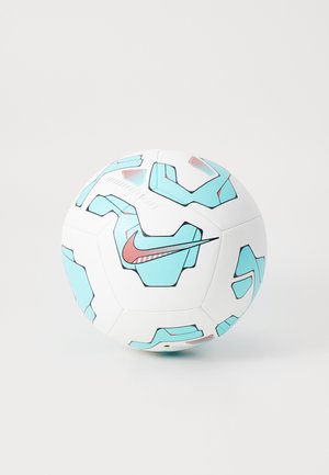 Biała piłka nożna z turkusowymi i czerwonymi geometrycznymi wzorami. Posiada czarne logo Nike oraz teksturowaną powierzchnię dla lepszego chwytu.