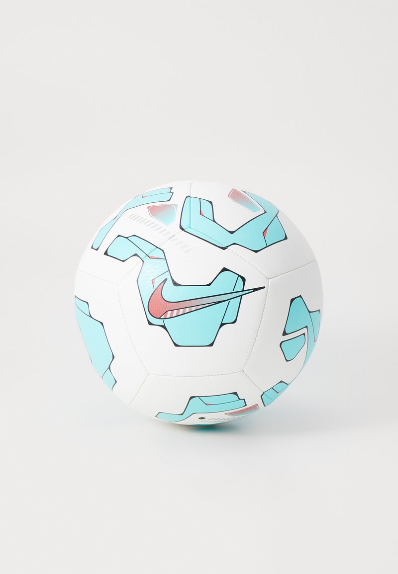Hvit fotball med turkise og røde geometriske mønstre. Har en svart Nike-logo og teksturert overflate for bedre grep.