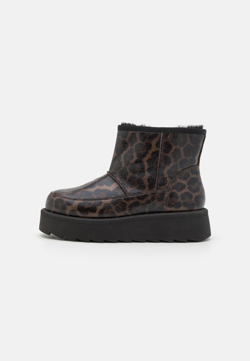 Botas de tobillo con estampado de leopardo negro y marrón, fabricadas con un material brillante, suela plana y gruesa de color negro y un suave forro de piel alrededor del borde superior.