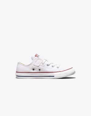 Low-top witte canvas sneaker met witte veters, rode en blauwe strepen op de zool, en twee metalen ventilatiegaatjes aan de zijkant.