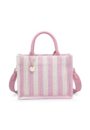 Rechthoekige geweven tas met roze en witte verticale strepen, roze handvatten, verstelbare schouderriem en ronde label aan een dunne gouden ketting.