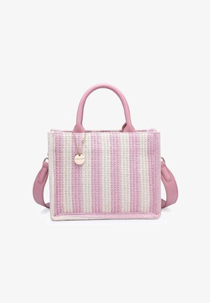 Sac cabas tissé rectangulaire à rayures verticales roses et blanches, poignées roses, bandoulière réglable et étiquette ronde sur fine chaîne dorée.