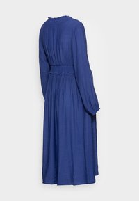 Šaty s dlouhým rukávem v tmavě modré barvě, vyrobené z lehkého materiálu. Obsahují nařasený pas, skladbový design a volánkový výstřih.