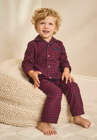 Røde og marineblå ternede pyjamaser med en knap-op skjorte og matchende bukser, der har en brystlomme og blød stoftekstur.