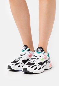 adidas Originals ASTIR - Sapatilhas - footwear white/core black/acid red