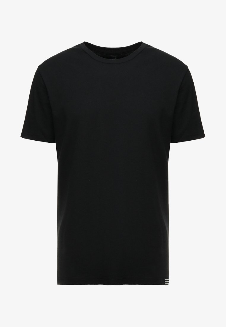 Černé bavlněné tričko s kulatým výstřihem, krátkými rukávy a minimálními bílými pruhy blízko zakončení pro detail. Měkká textilie a standardní střih.