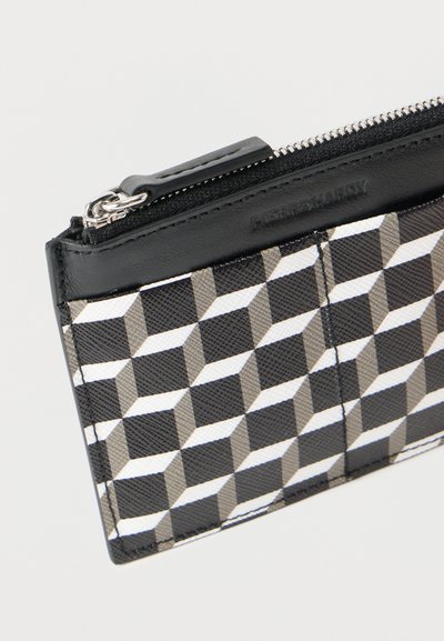 Μαύρη, λευκή και γκρι γεωμετρικά σχεδιασμένη θήκη καρτών με μαύρο δερμάτινο πάνω τελείωμα και ασημένιο φερμουάρ.