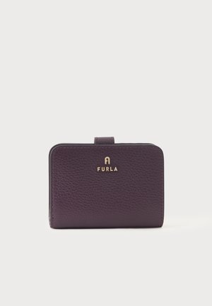 Cartera compacta de cuero morado con superficie texturizada y logo dorado de Furla en el frente, cerrada con broche de solapa.