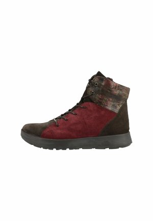 Botte montante à lacets avec des panneaux en daim marron foncé et rouge et un revers à motif, dotée d'une semelle épaisse en caoutchouc noir.
