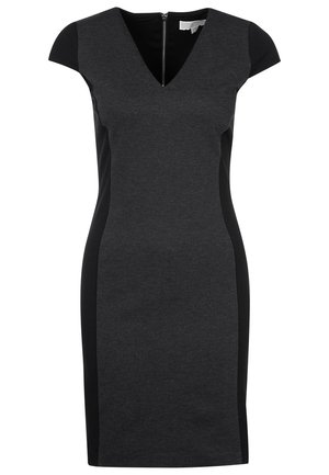 Robe ajustée noire et charbon avec un décolleté en V, des manches courtes et des panneaux latéraux contrastants. Texture lisse et longueur au genou.