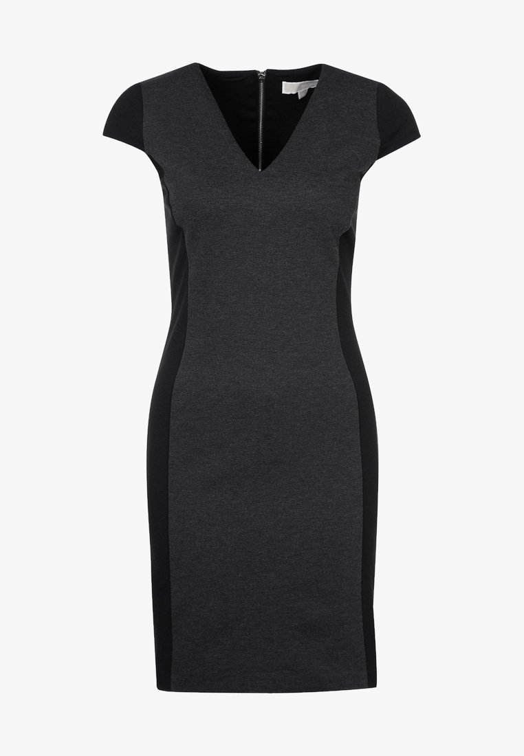 Robe ajustée noire et charbon avec un décolleté en V, des manches courtes et des panneaux latéraux contrastants. Texture lisse et longueur au genou.