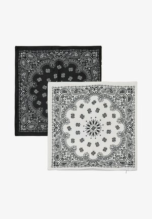 Twee bandana's, één zwart en één wit, beide met complexe paisleypatronen in zwart, met geometrische accenten en bloemmotieven.