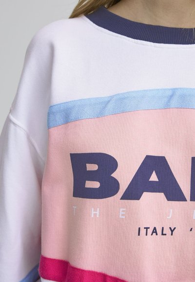 Fargerik sweatshirt med hvite, lyseblå, rosa og røde paneler og fet marinebl�å skrift. Materialet ser mykt ut med ribbet halslinning.