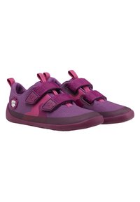 Paarse sneakers met twee verstelbare banden, een textiel bovenwerk en een rubberen zool. Lus op de hiel voor gemakkelijk aan- en uittrekken.