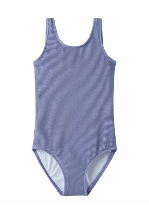 Lys lilla badedrakt i ett stykke med teksturert ribbet stoff og avrundet hals, vist flatt på hvit bakgrunn.