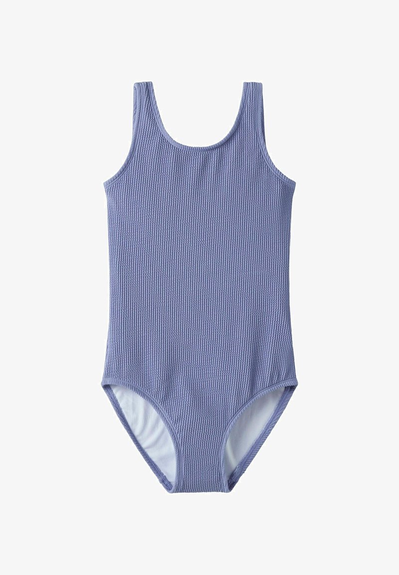 Maillot de bain une pièce violet clair avec un tissu côtelé texturé et un col arrondi, présenté à plat sur un fond blanc.