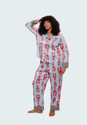 Ensemble de pyjama à motif de homard en tissu bleu clair. Présente des homards rouges, des manches longues, et des poignets rayés noir et blanc sur le pantalon.