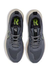 Graue Sportschuhe mit Mesh-Obermaterial, grünen Akzenten, schwarzen Schnürsenkeln und einer dicken, cremefarbenen Sohle. Das Design umfasst ein Logo auf der Zunge und der Ferse.