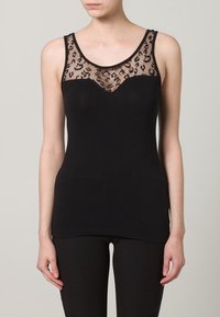 Svart linne med en genomskinlig meshpanel med leopardmönster vid halslinjen. Mjuk tyg med en figurnära design. Ingen synlig hårdvara.