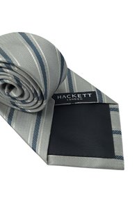 Siva prugasta kravata s plavim naglasima, izrađena od teksturiranog materijala. Sadrži crnu oznaku s logotipom "Hackett London". Uredno smotana.