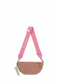Borsa a tracolla fluffy rosa con chiusura a zip, dotata di una tracolla regolabile rosa e di un ciondolo verde con il nome del marchio attaccato.
