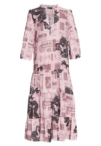 Růžové šaty střední délky s volánkovým výstřihem, tříčtvrtečními rukávy a vrstvenou sukní s černými grafickými vzory a motivy.