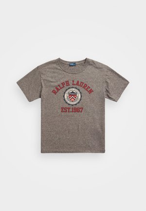 Heather bruine T-shirt met korte mouwen, rode "RALPH LAUREN" tekst, ronde "Polo Madison Avenue" embleem en "EST. 1967" ontwerp op de voorkant.