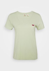 Zielona, krótko rękawowa koszulka typu V-neck z bawełny, z małym czerwonym logo Levi's po lewej stronie klatki piersiowej. Miękka tekstura i luźny krój.